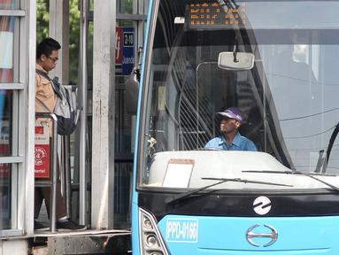 Seorang penumpang hendak menaiki bus Transjakarta di Halte Juanda, Jakarta, Sabtu (19/11). Transjakarta lakukan penambahan jam layanan operasional hingga pukul 23.00 untuk penuhi kebutuhan aktivitas masyarakat di malam hari. (Liptan6.com/Yoppy Renato)