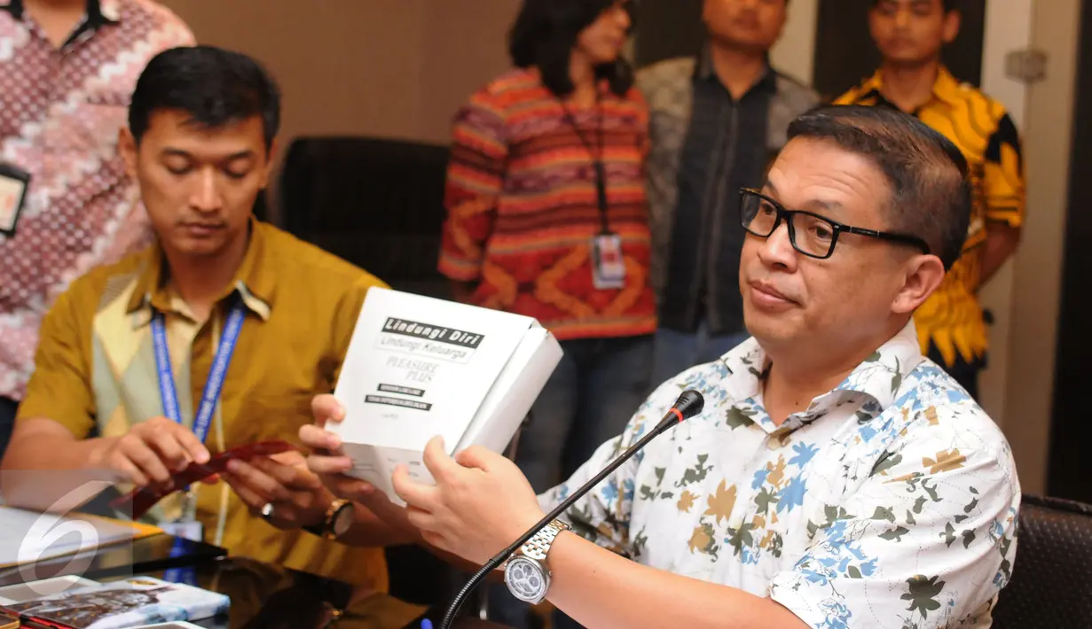 Dirtipideksuslrm Brigjen Pol Agung Setya menunjukkan barang bukti kasus prostitusi anak saat rilis di Bareskrim Mabes Polri, Jakarta, Jumat (02/9). Bareskrim Mabes Polri merilis tiga tersangka kasus prostitusi anak. (Liputan6.com/Helmi Fithriansyah)