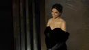 Deepika Padukone saagt memperkenalkan lagu "Naatu Naatu" dari "RRR" selama acara Academy Awards ke-95 di Teater Dolby di Los Angeles pada hari Minggu, 12 Maret 2023. Lagu original soundtrack film RRR itu tidak hanya sukses masuk daftar nominasi Piala Oscar, tetapi juga berhasil menjadi pemenang. (AP Photo/Chris Pizzello)