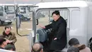 Pemimpin Korea Utara, Kim Jong-Un berada di dalam truk berbincang dengan para pekerja Kompleks Motor Sungri di Provinsi Pyongan Selatan (21/11). (Kcna Via Kns/AFP)