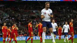 Striker Timnas Inggris berusia 30 tahun, Harry Kane total mencetak 12 gol dari 8 laga dalam kualifikasi Euro 2020. Tergabung di Grup A yang berisikan 5 negara, catatan gol Harry Kane mampu membawa negaranya lolos ke putaran final. Inggris finish sebagai juara Grup A di atas Republik Ceska dan sama-sama lolos langsung ke putaran final Euro 2020 yang diadakan di 11 negara. (AFP/Adrian Dennis)