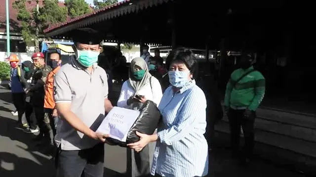 Bupati menerima bantuan sosial dari kelompok masyarakat dan disalurkan untuk masyarakat terdampak Covid-19. (Foto: Liputan6.com/Rudal Afgani)