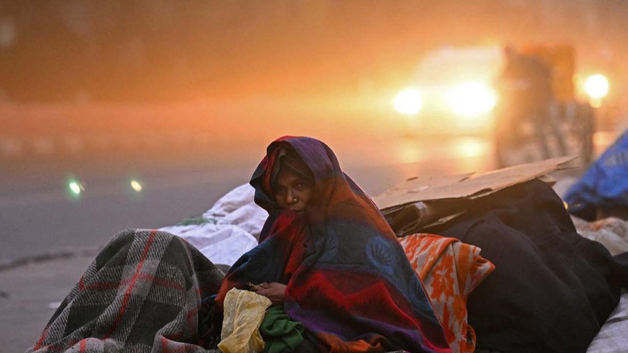 Seorang wanita tunawisma membungkus tubuhnya dengan selimut tebal saat beristirahat di pinggir jalan di New Delhi, India, Selasa (2/1/2024). Serangan musim dingin yang membuat suhu lebih rendah dari biasanya mengawali tahun 2024 di India.