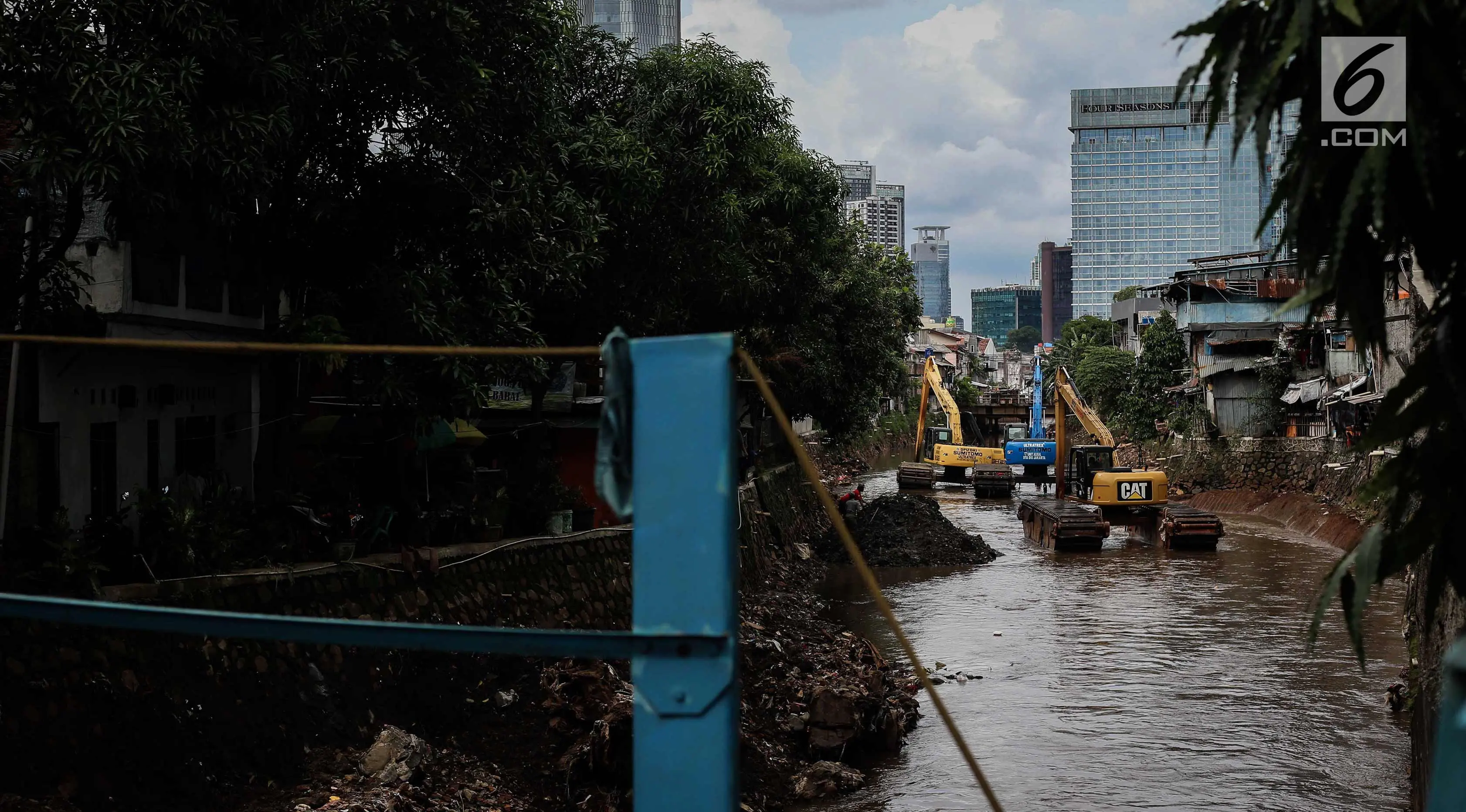 Suasana pengerukan Kali Krukut di Kawasan Kebayoran Baru, Jakarta, Rabu (13/12). Pengerukan dilakukan untuk membersihkan sedimen lumpur penghambat laju arus air yang berpotensi menimbulkan banjir pada musim hujan. (Liputan6.com/Faizal Fanani)