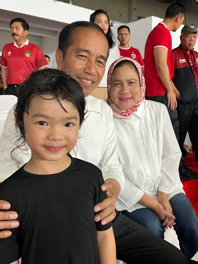 Beda Gaya Sporty Annisa Pohan dan Iriana Jokowi Nonton Pertandingan Kualifikasi Piala Dunia 2026