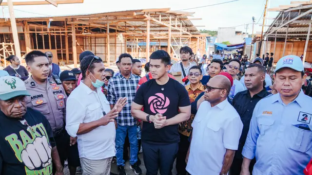 Ketua Umum DPP Partai Solidaritas Indonesia (PSI) Kaesang Pangarep melakukan blusukan di Pasar Sentral Remu, Sorong, Papua Barat.