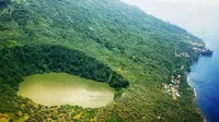 Danau Tolire Besar berbentuk seperti Loyang raksasa dan memiliki Luas sekitar 5 hektar