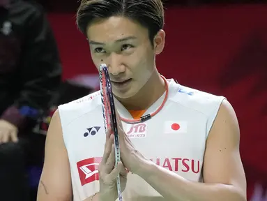 Pebulu tangkis tunggal putra andalan Jepang, Kento Momota memutuskan mundur dari turnamen usai mengalami cedera punggung saat melawan wakil India, Lakshya Sen. Momota bahkan tak mampu melihat shuttlecock saat melakukan pukulan backhand. (AP/Dita Alangkara)