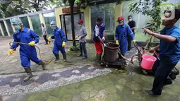 Petugas menyemprotkan cairan disinfektan di area Museum Fauna Indonesia Komodo dan Taman Reptilia, TMII Jakarta, Rabu (18/3/2020). Pengelola TMII secara bertahap melakukan tindakan disinfeksi sejak hari Selasa (17/3) antisipasi terhadap penyebaran virus Corona (Covid-19). (Liputan6.com/Fery Pradolo)