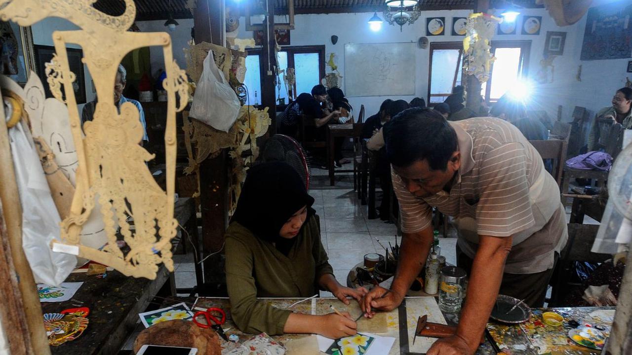 Di Griya Ukir Kulit ini mereka para generasi muda mendapat pelatihan mengenai teknik dan cara melakukan pengukiran yang benar untuk membuat sebuah wayang dari kulit.