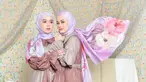 Lesti Kejora dan Dinda Hauw pernah menjalani pemotretan bersama. Momen keduanya berpose di depan kamera bak saudara kembar ini curi perhatian. Outfit yang sama membuat mereka terlihat semakin feminin. (Liputan6.com/IG/lestykejora)