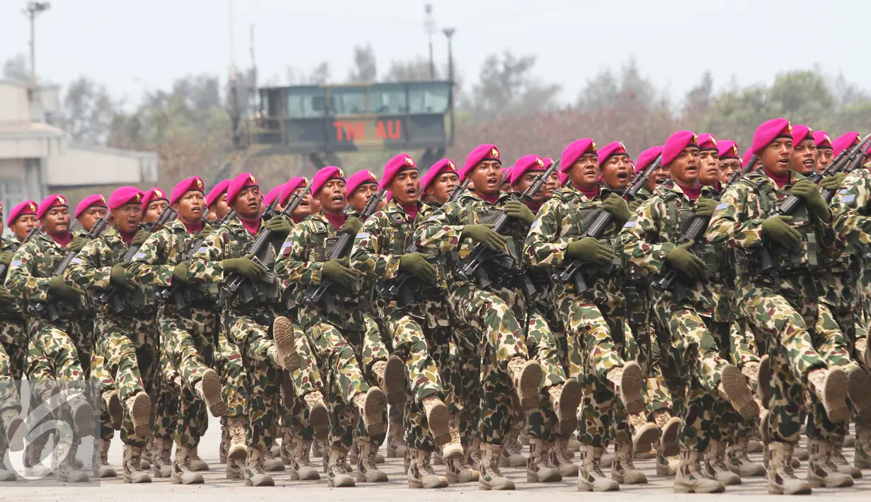 Sejumlah prajurit TNI berbaris pada gladi bersih peringatan Hari Ulang Tahun ke-70 Tentara Nasional Indonesia (TNI) di Dermaga Indah Kiat, Cilegon, Banten, (3/10/2015). (Liputan6.com/Immanuel Antonius)