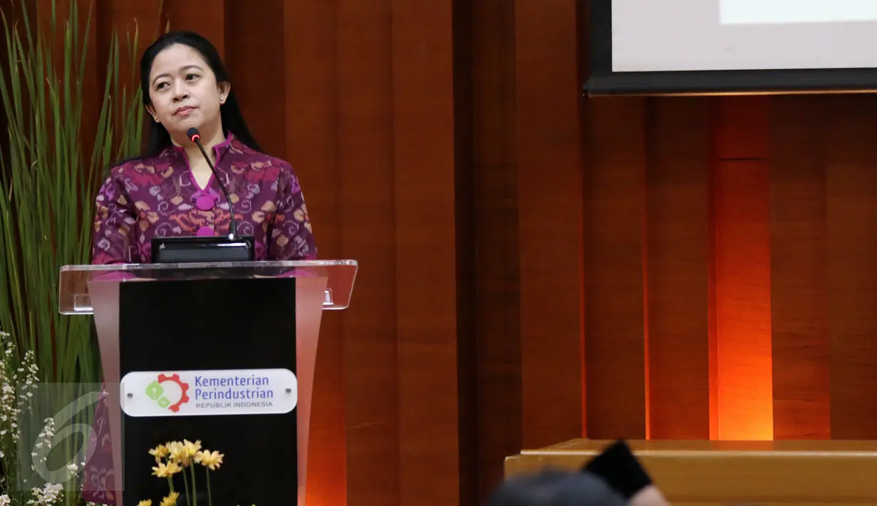 Menko Bidang Pembangunan Manusia dan Kebudayaan Puan Maharani memberikan sambutan saat penandatanganan Nota Kesepahaman 5 Menteri dan Perjanjian Kerjasama SMK dan Industri di Kementerian Perindustrian Jakarta, Selasa (29/11). (Liputan6.com/Fery Pradolo)