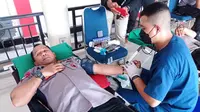 Brimob Polda Sulawesi Tenggara membantu kekurangan stok darah di RS PMI selama pandemi Covid-19.(Liputan6.com/Ahmad Akbar Fua)