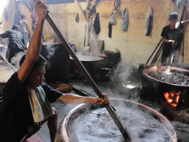 Beberapa pekerja dodol tampak menyelesaikan pembuatan dodol Betawi di Pondok Dodol Betawi Asli Ibu Yuyun, Jakarta, (16/7/14) (Liputan6.com/ Faizal Fanani)