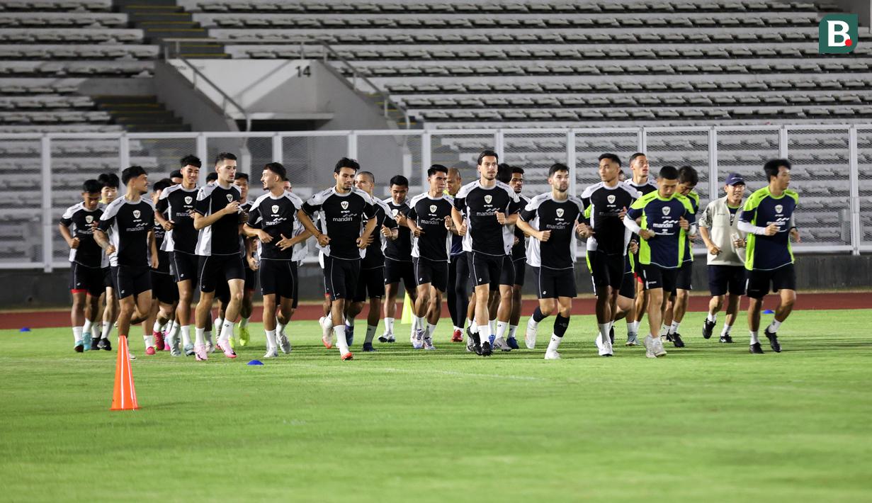<p>Para pemain Timnas Indonesia melakukan jogging dalam sesi latihan skuad Timnas Indonesia di Stadion Madya, Senayan, Jakarta, Minggu (8/9/2024) sore jelang menghadapi Australia pada kualifikasi Piala Dunia 2026, Selasa 10 September 2024. (Bola.com/Abdul Aziz)</p>