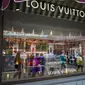 Pejalan kaki tercermin di jendela department store GUM dengan butik Louis Vuitton ditutup karena sanksi di Moskow, Rusia, Selasa, 31 Mei 2022. Ketika invasi Rusia ke Ukraina memasuki hari ke-100, kehidupan di Moskow dan St. Petersburg sebagian besar tetap normal, bahkan ketika banyak pengecer Barat mulai hengkang dari negara itu. (AP Photo/Alexander Zemlianichenko)