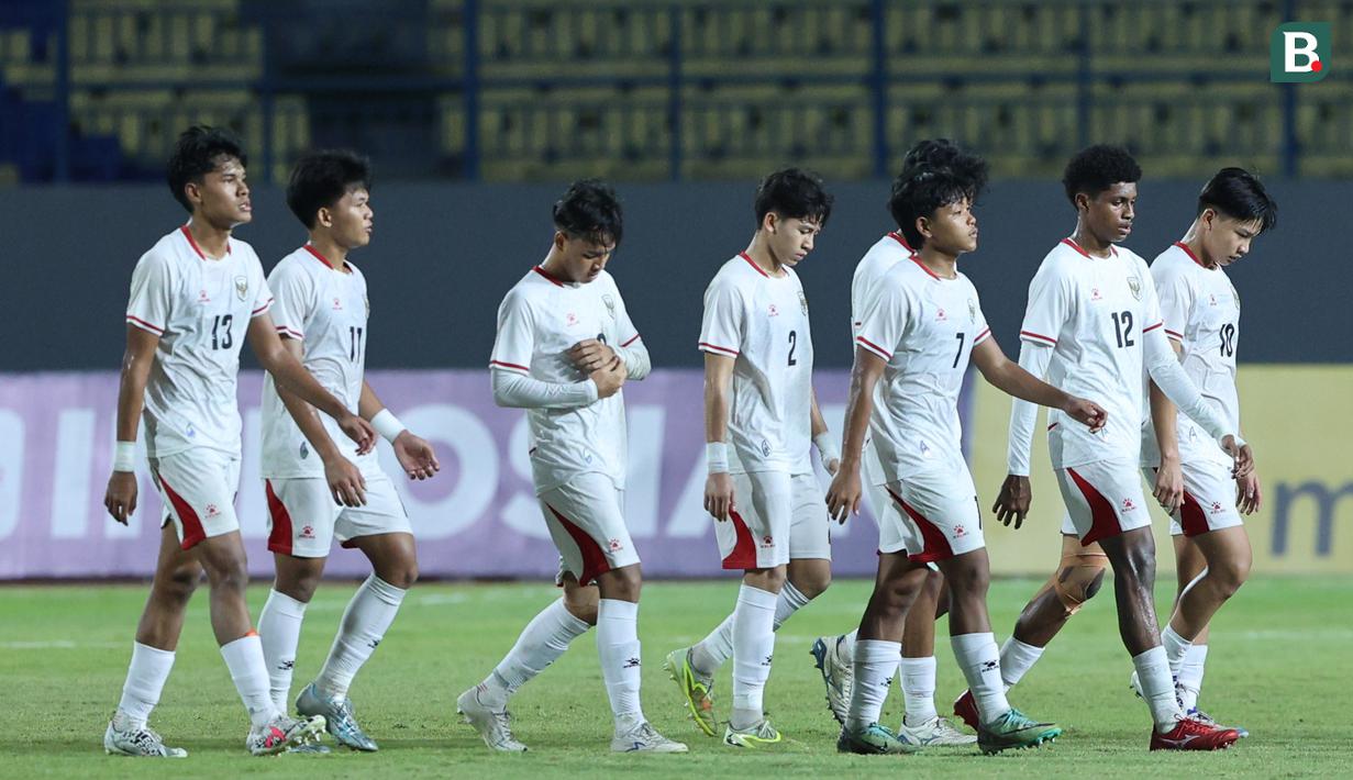 Kans Skuad Garuda Muda untuk lolos ke babak semifinal semakin tipis. Hal tersebut karena hanya tiga juara grup yang mendapatkan tiket otomatis ke semifinal, sementara satu tiket tersisa akan menjadi milik runner-up terbaik. (Bola.com/M Iqbal Ichsan)