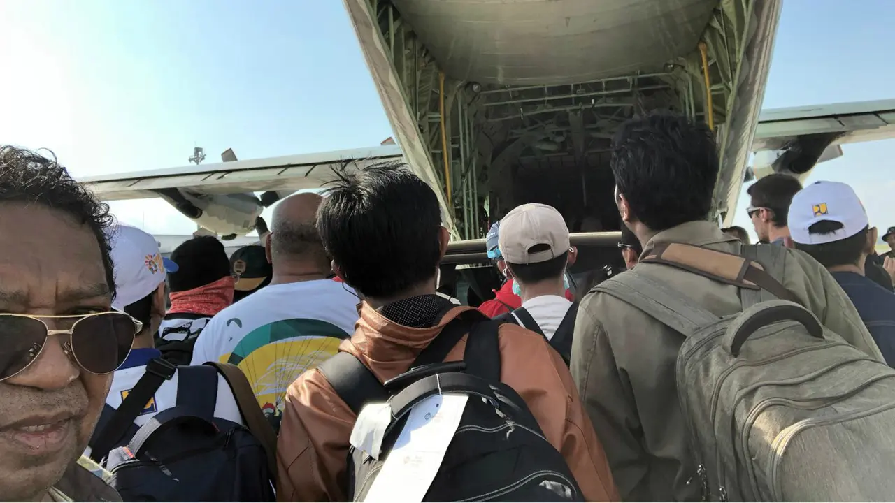 Warga Palu antre naik pesawat Hercules TNI usai gempa dan tsunami.