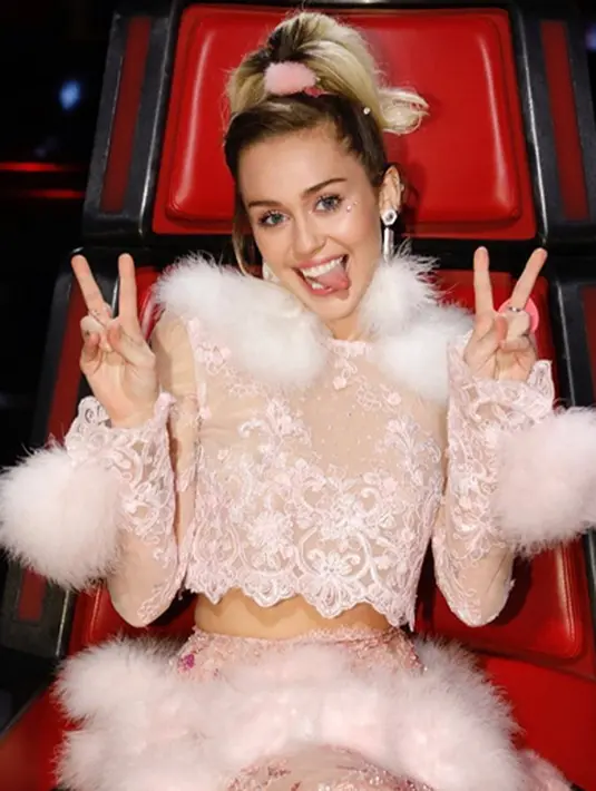 Sudah tak heran lagi jika seorang Liam Hemsworth merayakan Natal bersama keluarga Miley. Mengingat keduanya sudah menjalin hubungan sejak lama, dan kabarnya sudah bertunangan. (Instagram/Mileycyrus)