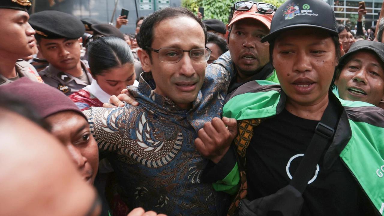 FOTO: Tangis Nadiem Pecah Usai Divomis 10 Tahun