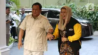 Sebelum masuk ke dalam, Ketua Umum DPP Partai Gerindra Prabowo Subianto dan Yenny Wahid menyempatkan menyapa awak media yang menanti. (Liputan6.com/Johan Tallo)