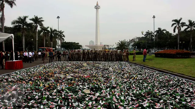 20160628-Wagub Djarot Musnahkan 19 Ribu Botol Miras di Monas-Jakarta