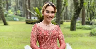 Penampilan Ayu Ting Ting saat hadiri acara lamaran Syifa juga tak kalah mencuri perhatian. Ibu dari satu anak ini terlihat memukau dalam balutan kebaya warna peach. (Instagram/ayutingting92).