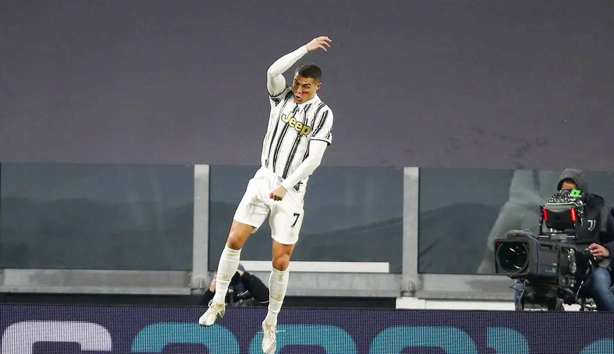 Striker Juventus, Cristiano Ronaldo, melakukan selebrasi usai mencetak gol ke gawang Cagliari pada laga Liga Italia di Stadion Allianz, Turin, Minggu (22/11/2020). Juventus menang dengan skor 2-0. (AP Photo/Antonio Calanni)