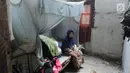 Warga terduduk di kasur kamar yang rusak setelah gempa mengguncang Mandalawangi, Pandeglang, Banten, Sabtu (3/8/2019). Gempa Banten terjadi pada Jumat, 2 Agustus 2019, pukul 19.03 WIB. (merdeka.com/Arie Basuki)