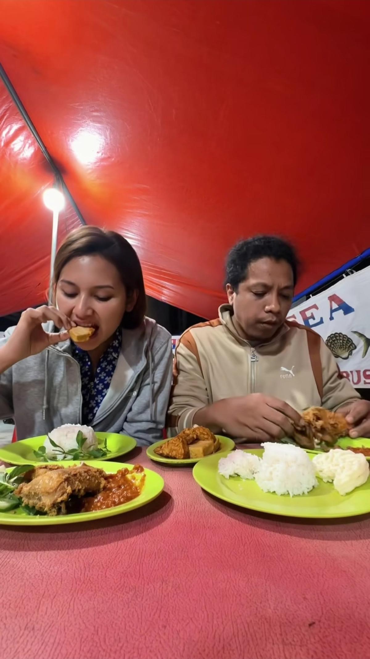 Bahagia dalam Kesederhanaan, 10 Potret Arie Kriting dan Indah Permatasari Makan Pecel Ayam di Warung Tenda - Romantis Boncengan Naik Vespa
