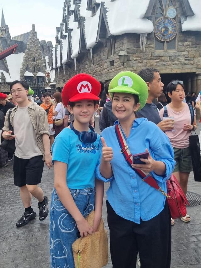 7 Potret Nafa Urback dan Zack Lee Liburan Bareng Buah Hati ke Jepang