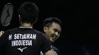 Ganda putra Indonesia, Hendra Setiawan / Mohammad Ahsan, usai mengalahkan Takuro Hoki / Yugo Kobayashi, pada Indonesia Open 2019 di Istora Senayan, Sabtu (20/7). Hendra / Ahsan menang 17-21, 21-19 dan 21-17. (Bola.com/Vitalis Yogi Trisna)