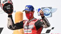 Pembalap Ducati, Andrea Dovizioso, melakukan selebrasi usai menjuarai balapan MotoGP Austria di Sirkuit Red Bull Ring, Minggu (16/8/2020). Dovizioso finis pertama dengan catatan waktu 28 menit 20,853 detik. (AFP/Joe Klamar)