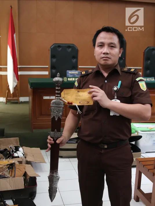 Jaksa Penuntut Umum menunjukkan barang bukti pedang milik bos First Travel di PN Kota Depok, Jawa Barat, Senin (23/4). Sidang lanjutan First Travel tersebut beragendakan pemeriksaan ketiga terdakwa. (Liputan6.com/Herman Zakharia)