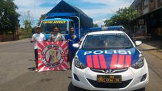 Truk pengangkut bendera merah putih raksasa dan Aremania mendapat pengawalan polisi Polda Bali sampai di Pelabuhan Gilimanuk, Selasa (29/3/2016). (Bola.com/Aremania)