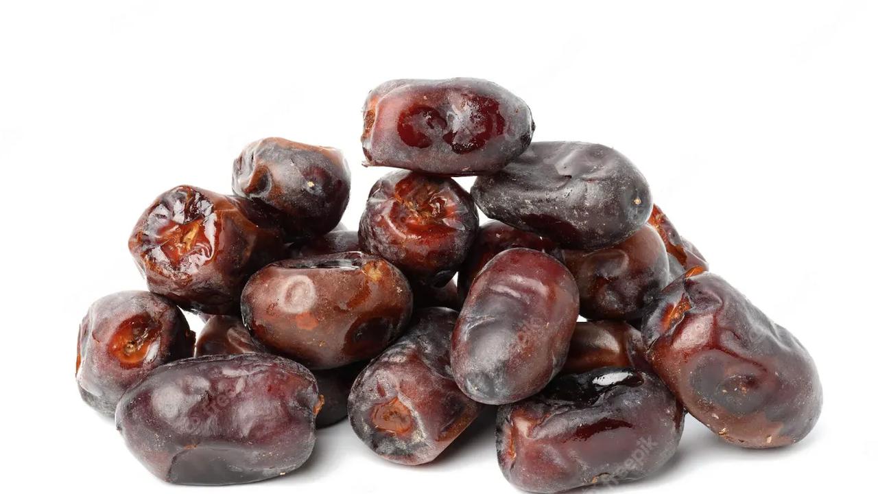 Selain itu ukuran biji kurma Medjool lebih kecil sehingga daging buahnya lebih padat. Rasa kurma yang manis membuat Medjool juga banyak diolah menjadi cake, dipadu dengan cokelat, atau kacang-kacangan.