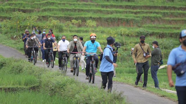 Kisah Pembajak Sawah Tradisional Terakhir di Desa Wisata Bantaragung Majalengka