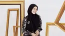 Tunik dengan motif penuh pun dipadukan Bella dengan maxi skirt dan hijab syar’i warna senada untuk membuat penampilannya tampak lebih ‘seimbang’. [@lbylcb].