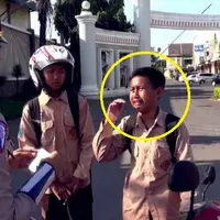 Bocah usia 12 tahun nekat kendarai motor. Saat mau ditilang, wajahnya masih 'selow'. Pas dibilang mau diadukan ke ibunya, dia nangis kejer.