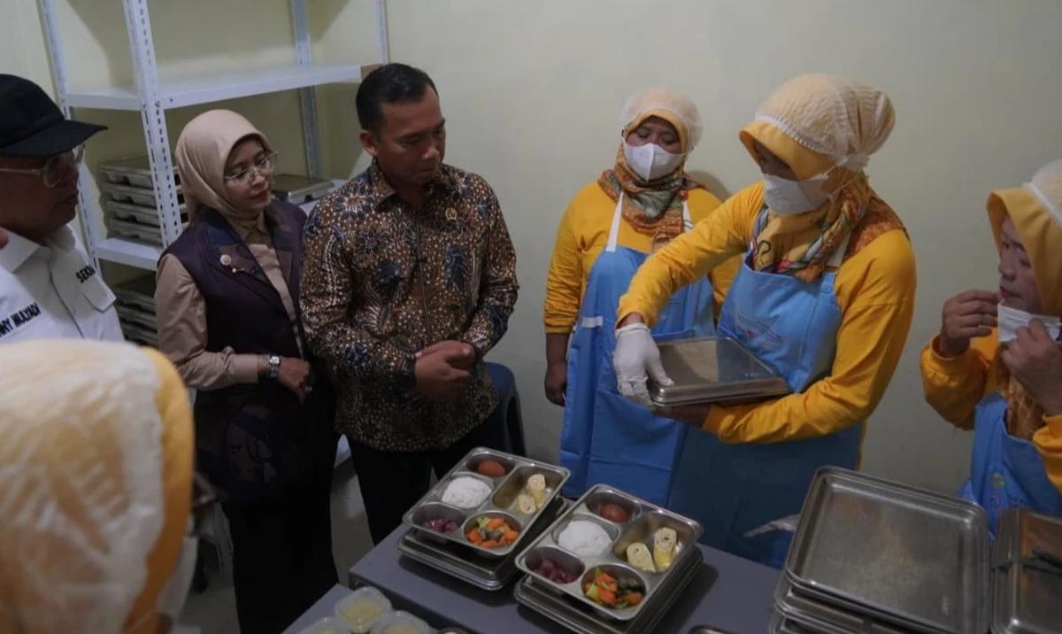 FOTO: Menteri Wihaji Tinjau Program Makanan Bergizi Gratis Bagi Ibu dan Balita