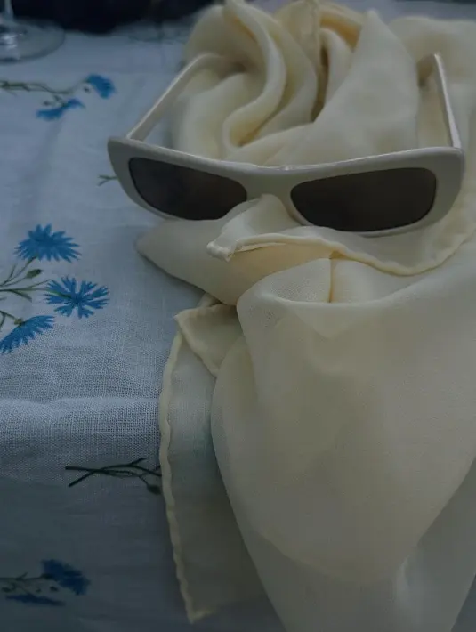 Bieber memilih beberapa aksesori yang menonjol untuk melengkapi penampilan beraninya saat hamil.  [@haileybieber].