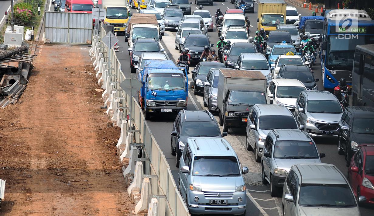 Kendaraan melintas di sisi pembangunan proyek Light Rail Transit (LRT) di depan BNN, Cawang, Jakarta, Selasa (23/5). Pengerjaan LRT Cawang-Dukuh Atas mulai memasuki tahap pengerjaan Long Span (bentang panjang) pada minggu ini.(Liputan6.com/Yoppy Renato)
