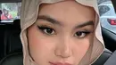 Untuk mendapatkan tampilan satu ini, kamu bisa memilih pashmina dengan bahan kaos yang memiliki ciri khas lentur dan ringan. [@sashfir].