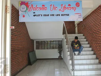 Mahasiswa duduk di tangga kampus Unversitas Ibnu Chaldun Jakarta, Selasa (6/10). Kementerian Riset, Teknologi, dan Pendidikan Tinggi telah membekukan 243 kampus termasuk 22 kampus yang berada di Jakarta. (Liputan6.com/Gempur M Surya)
