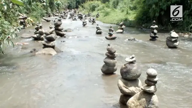 Seorang pria ternyata menjadi pembuat fenomena batu bertumpuk pada sebuah sungai di Sukabumi.