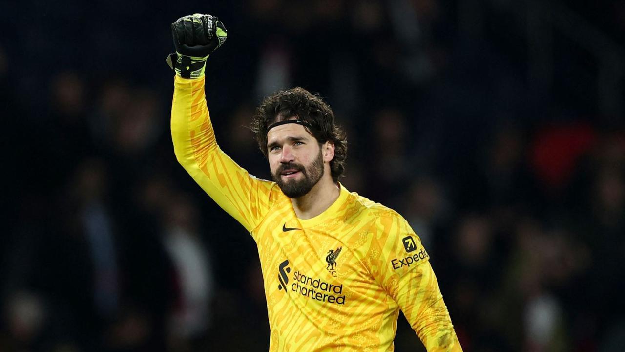 FOTO: Penyelamat Liverpool di Parc des Princes, Ini Aksi Alisson Becker Jatuh Bangun Tahan Gempuran PSG