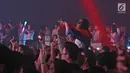 Seorang penonton menikmati musik dalam acara Invasion 2017 yang bertajuk Lost In Wonderland di Jakarta, Jumat (22/9). Sejumlah DJ dunia menghibur para party goers Indonesia. (Liputan6.com/Herman Zakharia)