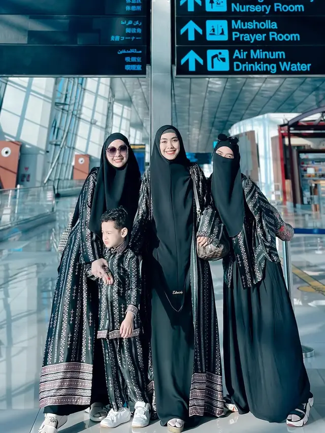 Gamis dengan Outer ala Oki Setiana Dewi (Foto: Instagram @okisetianadewi)