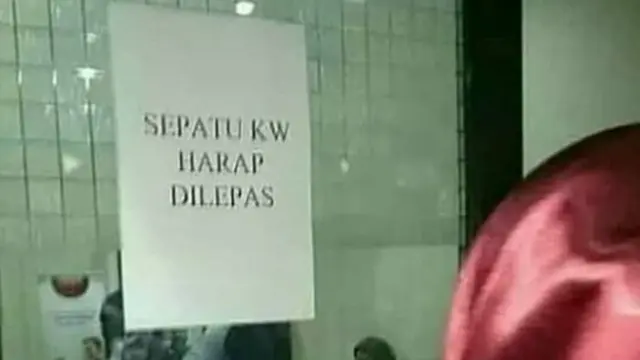 6 Tulisan Alas Kaki Harap Dilepas Ini Bikin Ngakak \
